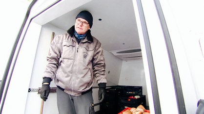Lutz Stolz steht in einem Transporter.