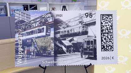 Sonderbriefmarke zum 125. Jubiläum der Wuppertaler Schwebebahn, rechts ein Bild der Schwebebahn von 1901, links dieselbe Stelle zur heutigen Zeit