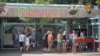 Menschen versammeln sich vor dem Eingang des Allwetterzoos Münster.