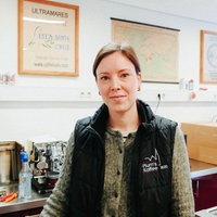 Gina Vogeler im Lagerraum des Betriebs