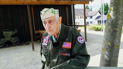 Ein älterer Mann in US-amerikanischer Uniform.