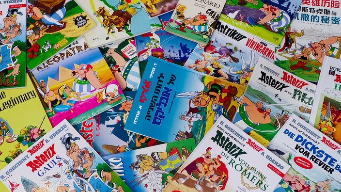 Viele Asterix-Comic-Hefte liegen übereinander.