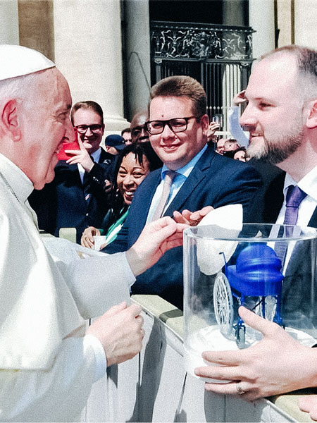 Autogramm-Sammler Lars Giesen aus Wesel steht gegenüber von dem mittlerweile verstorbene Papst Franziskus. Dieser wechselt seine weiße Kappe gegen die von Lars Giesen.