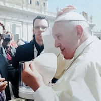 Autogramm-Sammler Lars Giesen aus Wesel steht gegenüber von dem mittlerweile verstorbene Papst Franziskus. Dieser wechselt seine weiße Kappe gegen die von Lars Giesen.