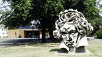 Eine Beethoven Statue aus Beton vor dem Beethovenhaus in Bonn. 