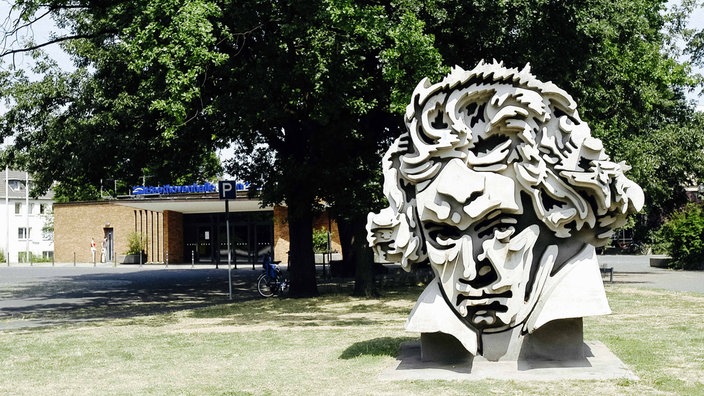 Eine Beethoven Statue aus Beton vor dem Beethovenhaus in Bonn. 