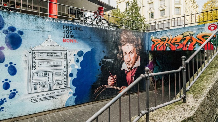 Ein Graffiti von Beethoven am Eingang einer Straßenunterführung.