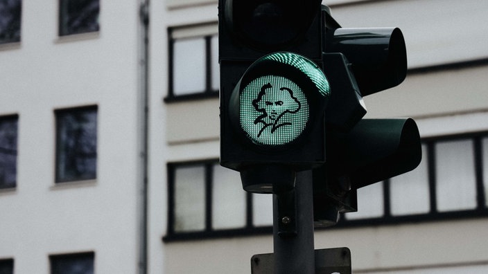 Ein abstraktes Portrait von Beethoven auf einer grünen Ampel.