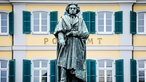 Postamt am Bonner Münsterplatz. Mittig eine Statue von Beethoven.
