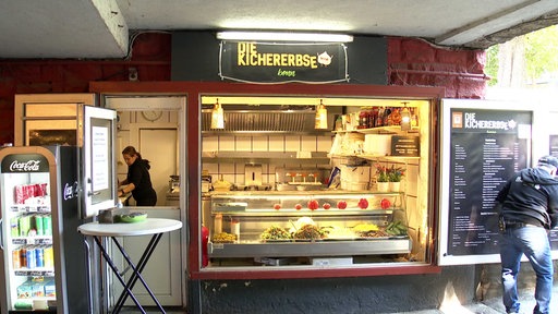 Der Imbiss "Kichererbse" in einer Unterführung am Bonner Hauptbahnhof von außen.