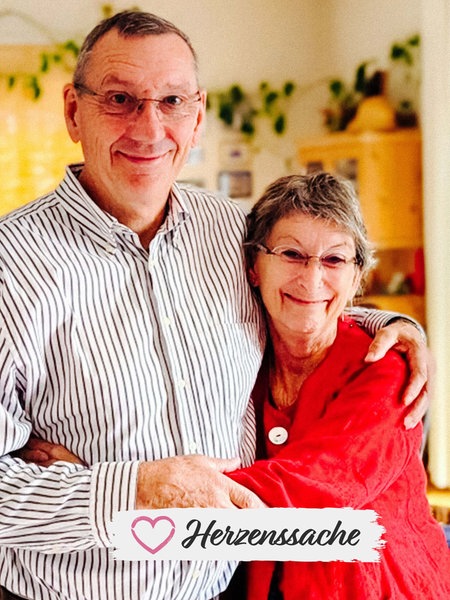 Barbara Knappe und Harald Maxa stehen Arm in Arm nebeneinander und lächeln in die Kamera.