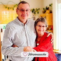Barbara Knappe und Harald Maxa stehen Arm in Arm nebeneinander und lächeln in die Kamera.