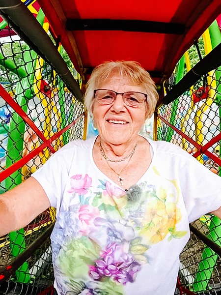 Eine Seniorin in einem Kirmes-Fahrgeschäft, der Affenschaukel