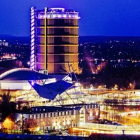 Eine panorama Aufnahme das Gasometers in Oberhausen bei Nacht.