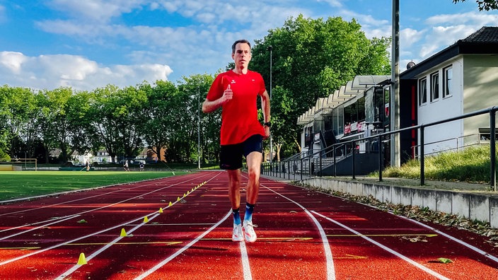 Sebastian Schmitz läuft auf einem Trainingsplatz.