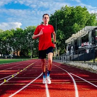 Sebastian Schmitz läuft auf einem Trainingsplatz.
