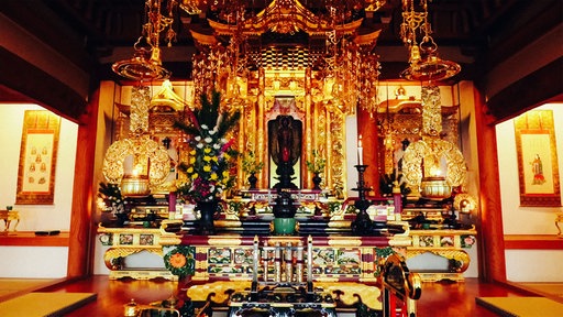 Ein goldener und prunkvoller Altar im EKO-Haus in Little Tokyo