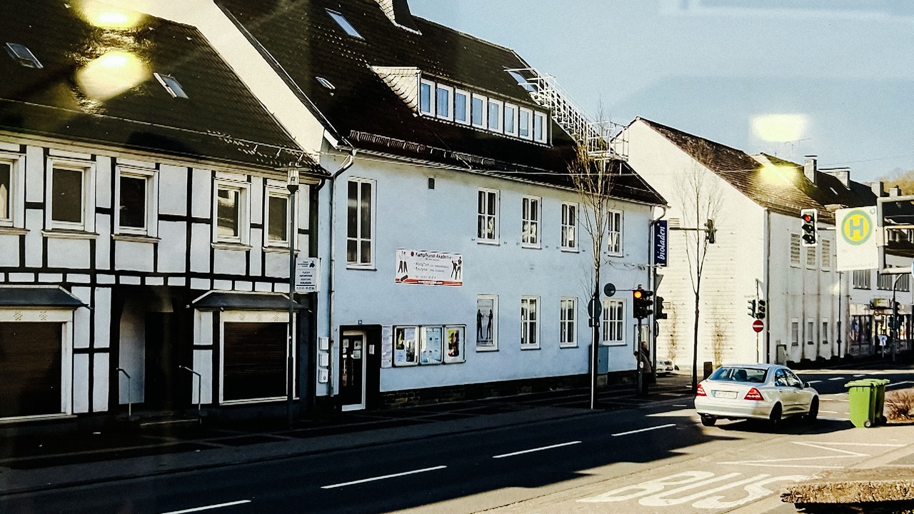 Eine Straße mit Häusern, auf der Autos fahren