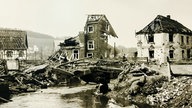Ein Schwarrz-Weiß-Foto zeigt zerstörte Häuser
