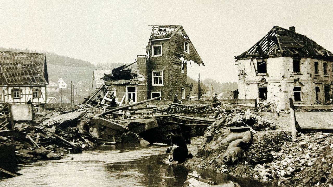 Ein Schwarrz-Weiß-Foto zeigt zerstörte Häuser