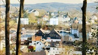 Der Blick auf Engelskirchen von einem Hügel aus, es stehen moderne Häuser 