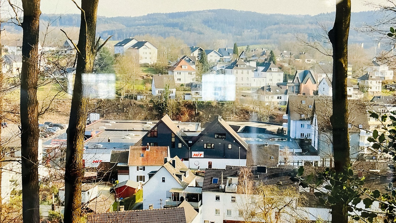 Der Blick auf Engelskirchen von einem Hügel aus, es stehen moderne Häuser 