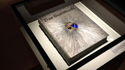 Das "Stahlbuch" der Stadt Essen liegt für eine Sonderausstellung im Jahr 2019 in einer Vitrine.