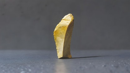 Die rund acht Zentimeter große "Vogelheimer Klinge" aus Feuerstein steht im Ruhrmuseum