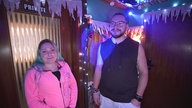 Jenny und Andreas, sie links im pinken Pulli und grün gefärbten Haaren, er rechts mit schwarzem Achselshirt und Brille