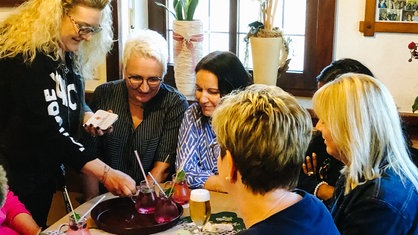 Silvia Bildat bedient die Stammgäste der Kneipe mit Cocktails.
