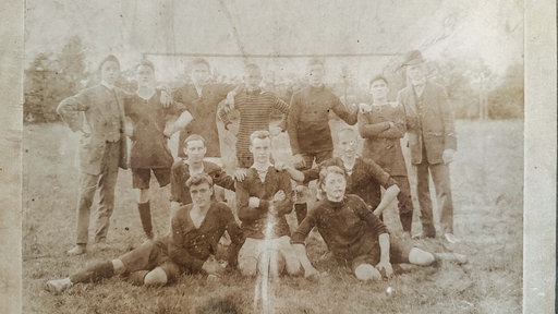 Ein altes Schwarz-Weiß-Bild. Es ist eine Fußballmannschaft zu sehen.