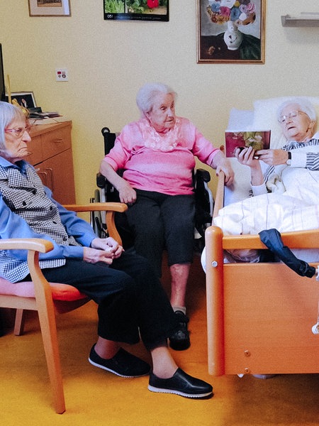 Vier ältere Frauen sitzen in einem Zimmer des Elisabeth-Roock-Hauses in Solingen.