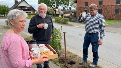 Eine Nachbarin versorgt Antonius Brinkhaus und Franz Pieper vom "Hackebclub" mit Kaffee und Keksen.