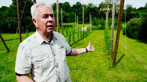 Reinhard Gamm zeigt den Hopfenanbau in Hallenberg