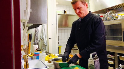 Jürgen Focks beim Kochen 