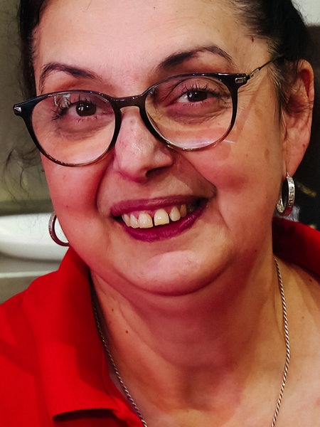 Suzana Atanascovic lächelt in die Kamera.