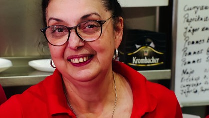 Suzana Atanascovic lächelt in die Kamera.