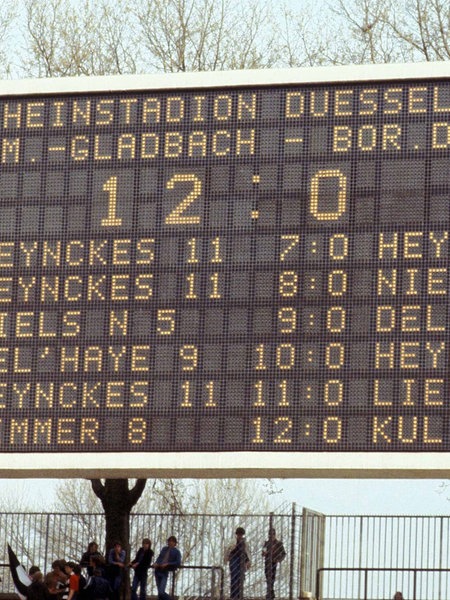 Die Anzeigetafel im Rheinstadion in Düsseldorf zeigt das 12:0 1978 von Borussia Mönchengladbach gegen Borussia Dortmund und die Torschützen an