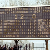 Die Anzeigetafel im Rheinstadion in Düsseldorf zeigt das 12:0 1978 von Borussia Mönchengladbach gegen Borussia Dortmund und die Torschützen an