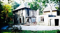 Ein Haus, an einer Seite ist ein großer Riss.