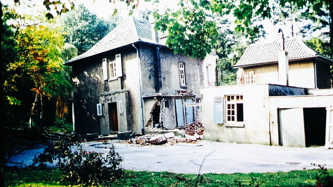 Ein Haus, an einer Seite ist ein großer Riss.
