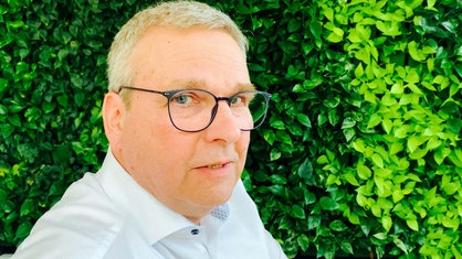 Harald Rutert schaut direkt in die Kamera. 