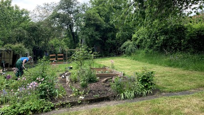 Zu sehen ist der Garten, den sich verschiedene Familien teilen.