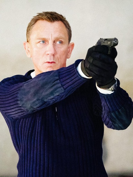 Daniel Craig als James Bond, er zielt mit einer Pistole an der Kamera vorbei