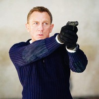 Daniel Craig als James Bond, er zielt mit einer Pistole an der Kamera vorbei