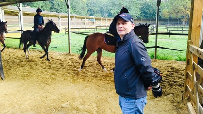 Kai Schirmann steht auf der Trabrunde in Köln-Weidenpesch.