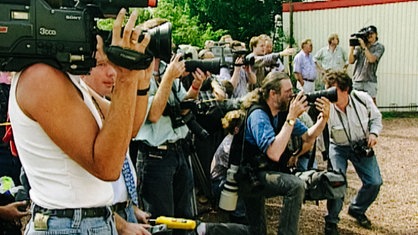 Viele Journalisten richten ihre Kamera auf ein Motiv.