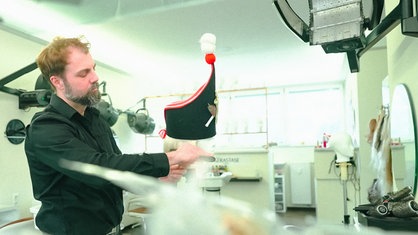 Markus Gurok bei der Arbeit an einer Perücke.