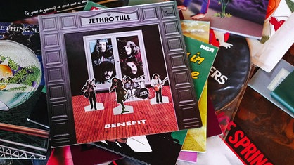 Auf einem Tisch liegt ein Stapel Schallplatten.