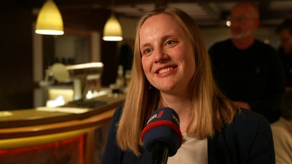 Pfarrerin Eva Meisel steht in einer Kneipe in Bönen